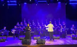 Sağlık çalışanları, pandemide hayatını kaybeden meslektaşlarının çocukları için sahneye çıktı