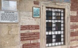 Fatih’teki 439 yıllık tarihi camiye plastik pencere takıldı!